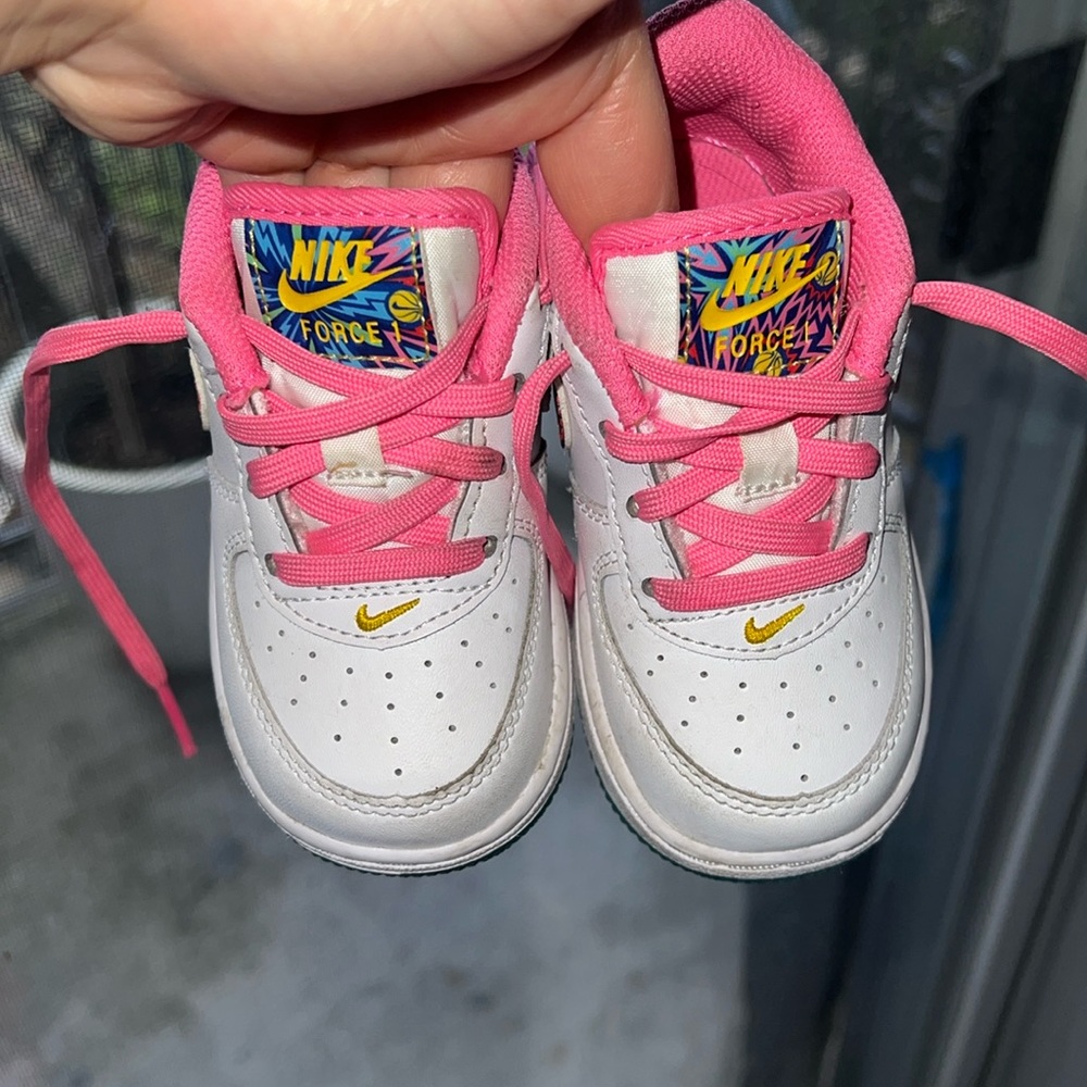 Toddler girl size 6 Nike force, low tops